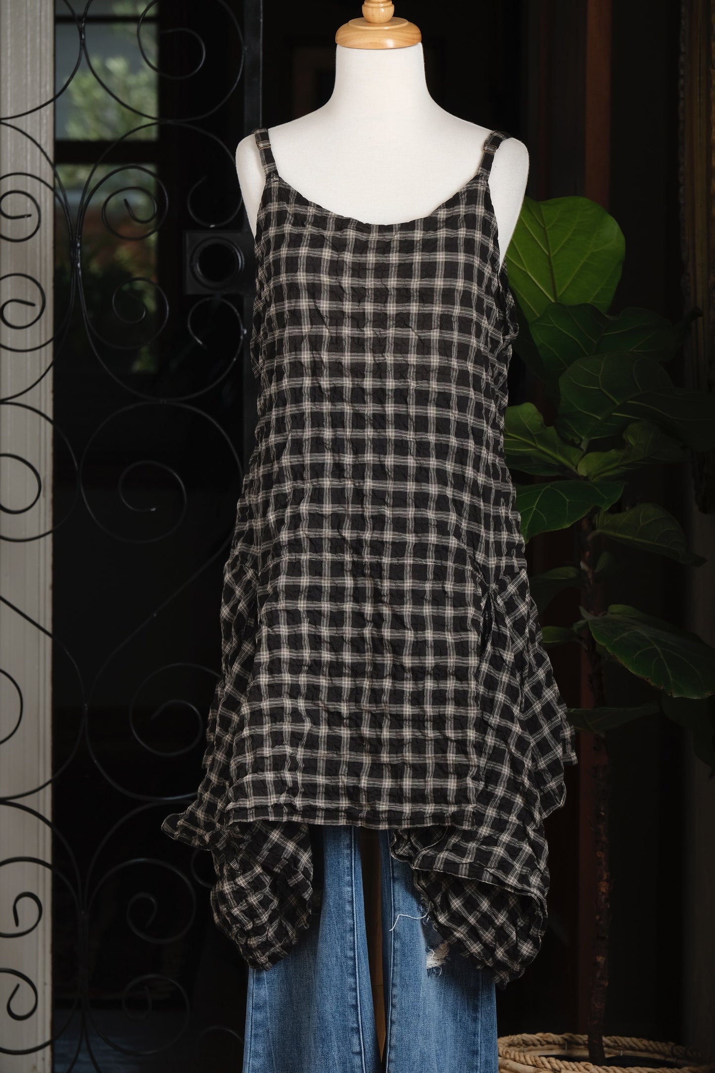 Short Pinwheel Slip in Checked Black