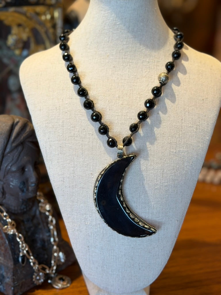 Black Moon Short Necklace 1721
