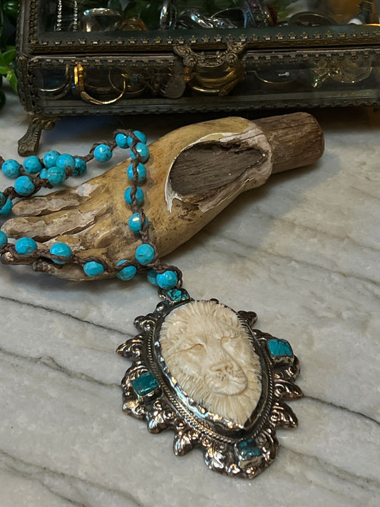 Bold Lion On Turquoise 1539