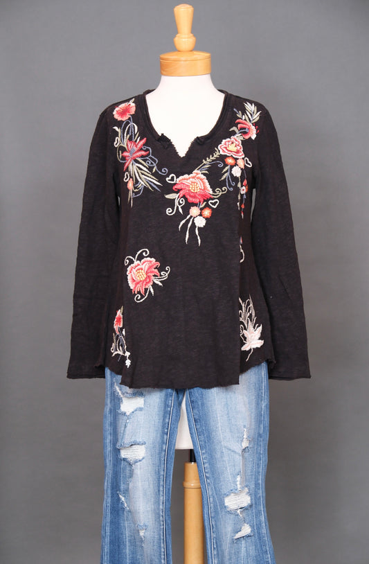 Country Road Long Sleeve Knit T-Shirt in Black