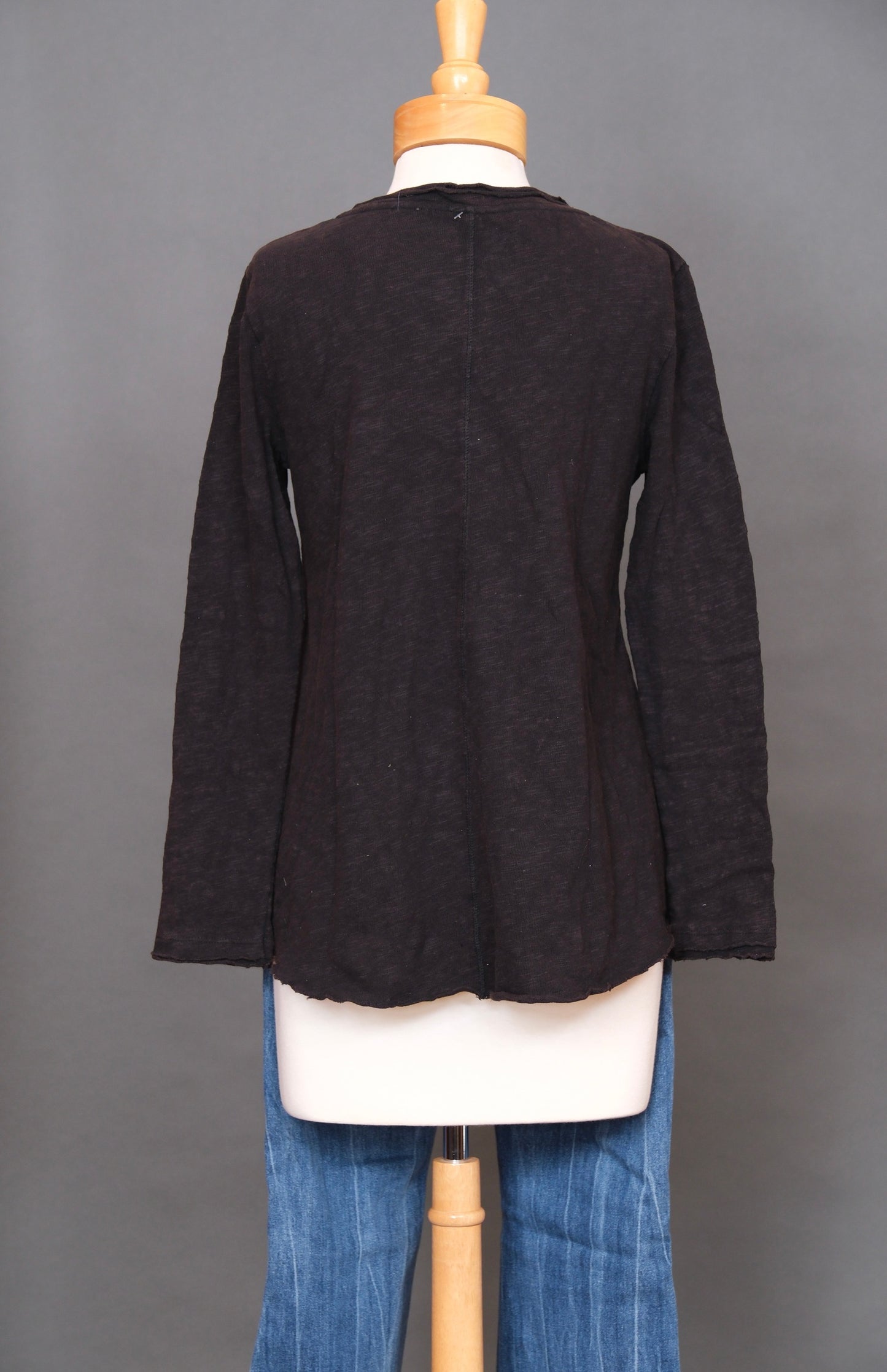 Country Road Long Sleeve Knit T-Shirt in Black