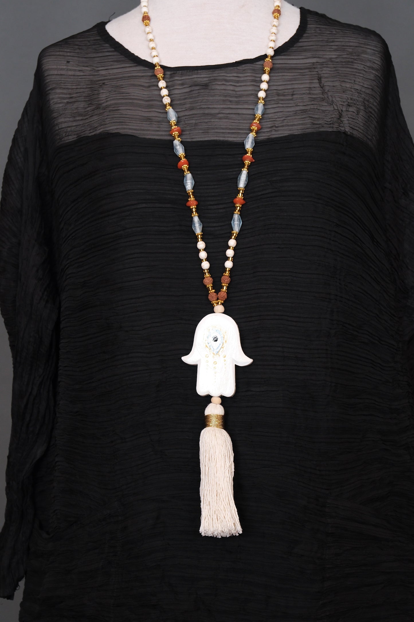 Hand in Hand Necklace in Natural
