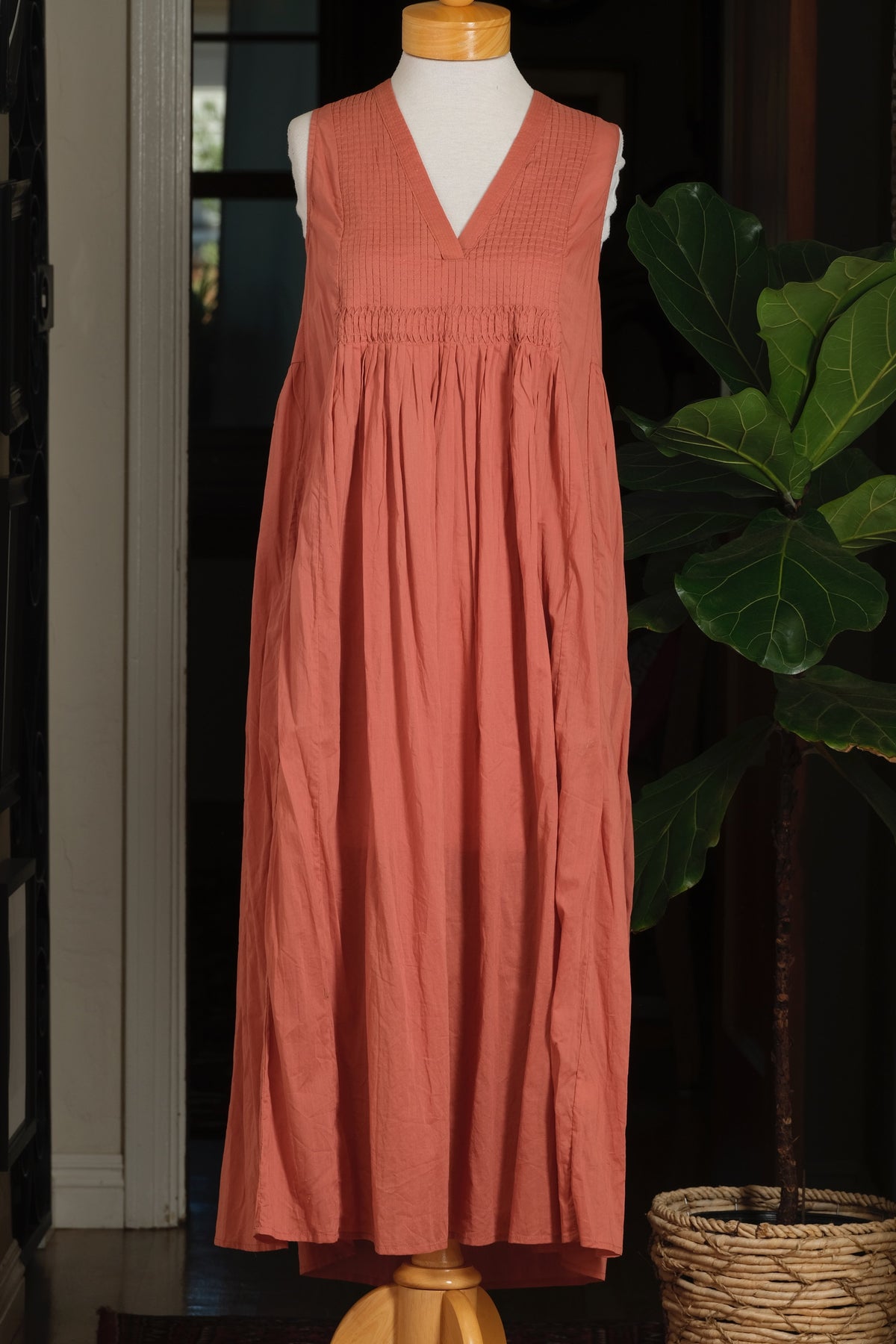 vneck
unlined
smocked
sleeveless
sienna
maxi dress
maxi
Lightweight
Dress
Cotton
coral
brick
rust