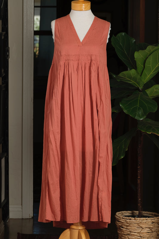vneck
unlined
smocked
sleeveless
sienna
maxi dress
maxi
Lightweight
Dress
Cotton
coral
brick
rust