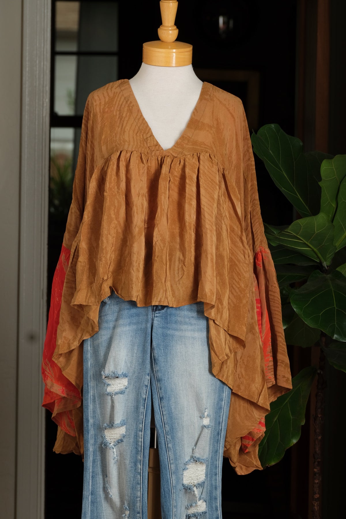 vneck
silk blouse
silk
one size 0-22
one size
gold dust crop top
flowy top
flowy