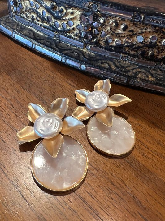 Pearlized Daisy Earrings