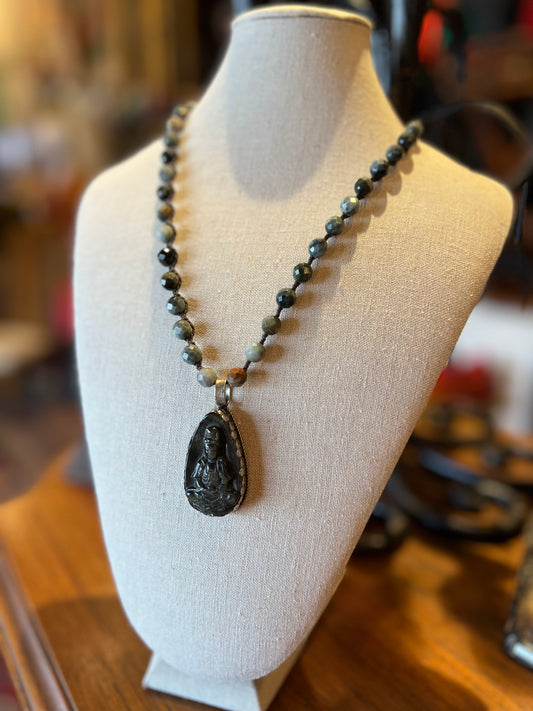 Buddha in Labradorite 969