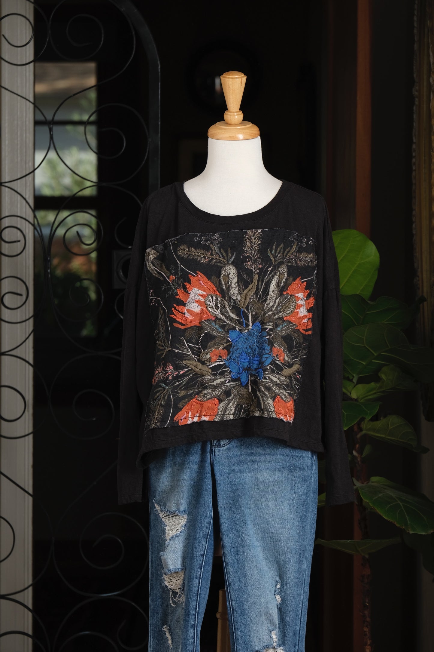 Crop Protea T-Shirt Long Sleeve in Black