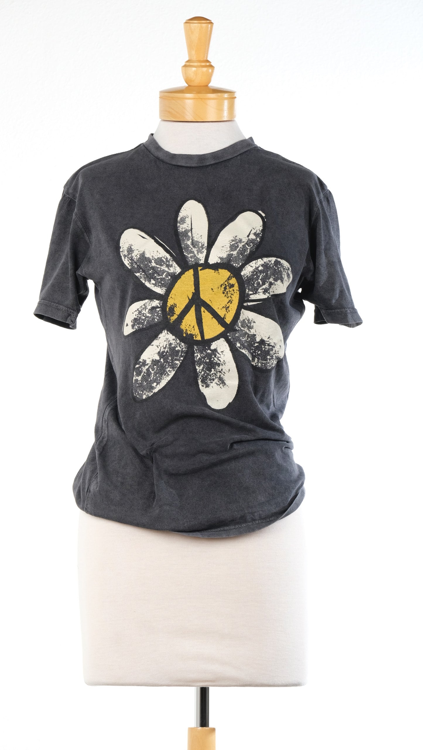 T-Shirt in Peace Daisy in Vintage Black