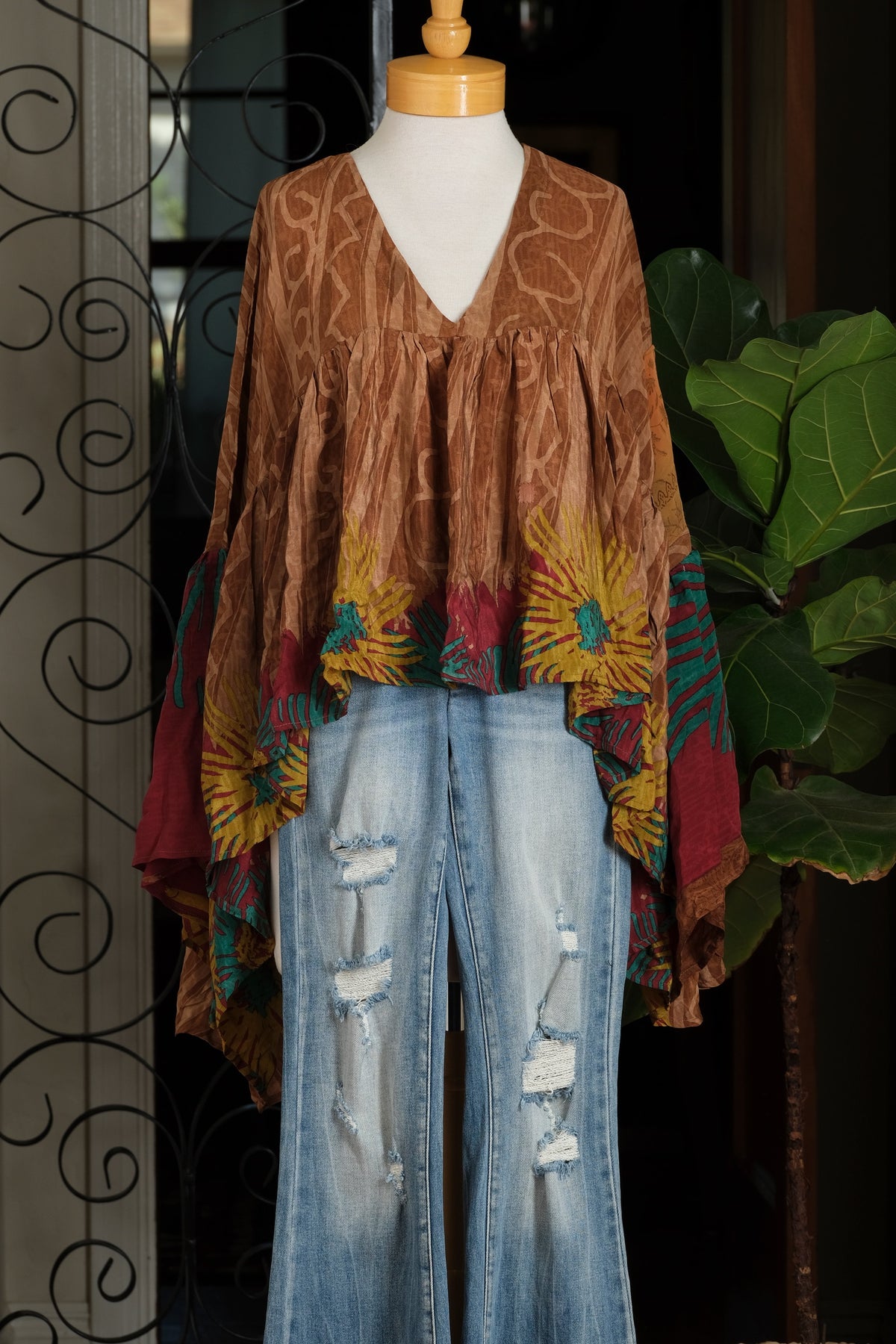 vneck

silk blouse

one size 0-22

gold dust crop top

gold dust

chateau bel age

abstract sunflower