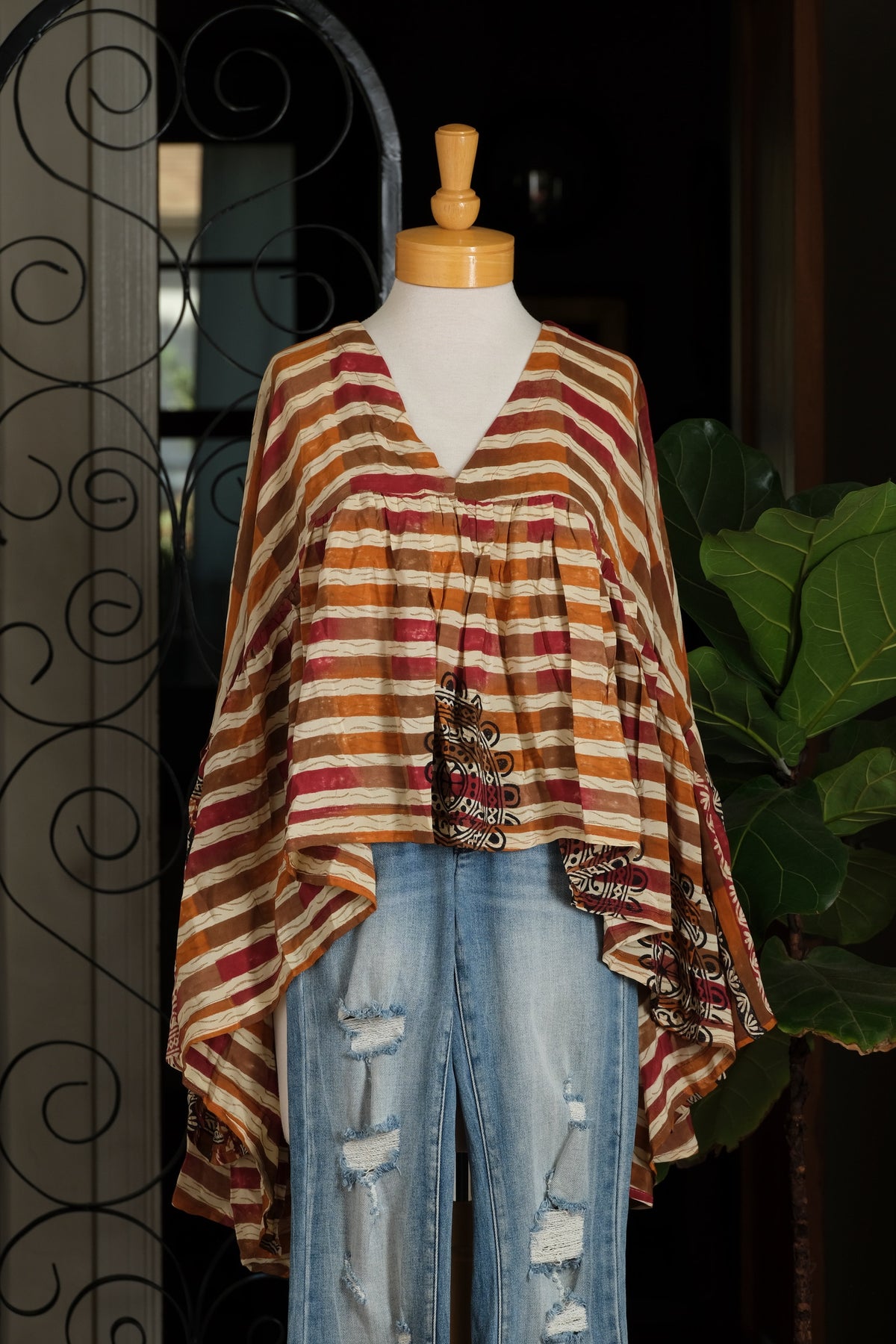 vneck

upcycled silk

striped

silk top

silk blouse

silk

one size 0-22

gold dust crop top

gold dust