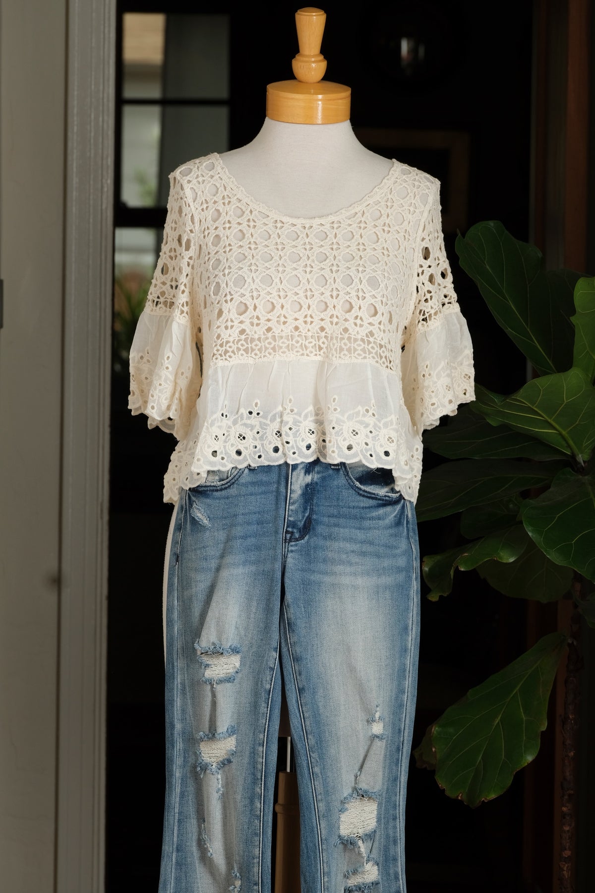 top

off white

eyelet

crop top

crochet

chateau bel age