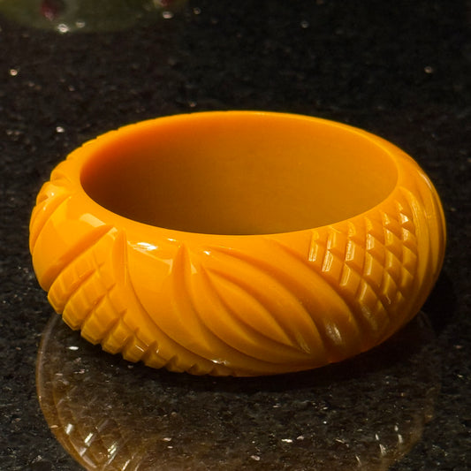 Carved Yellow Bangle – Chateau Bel Age Boutique