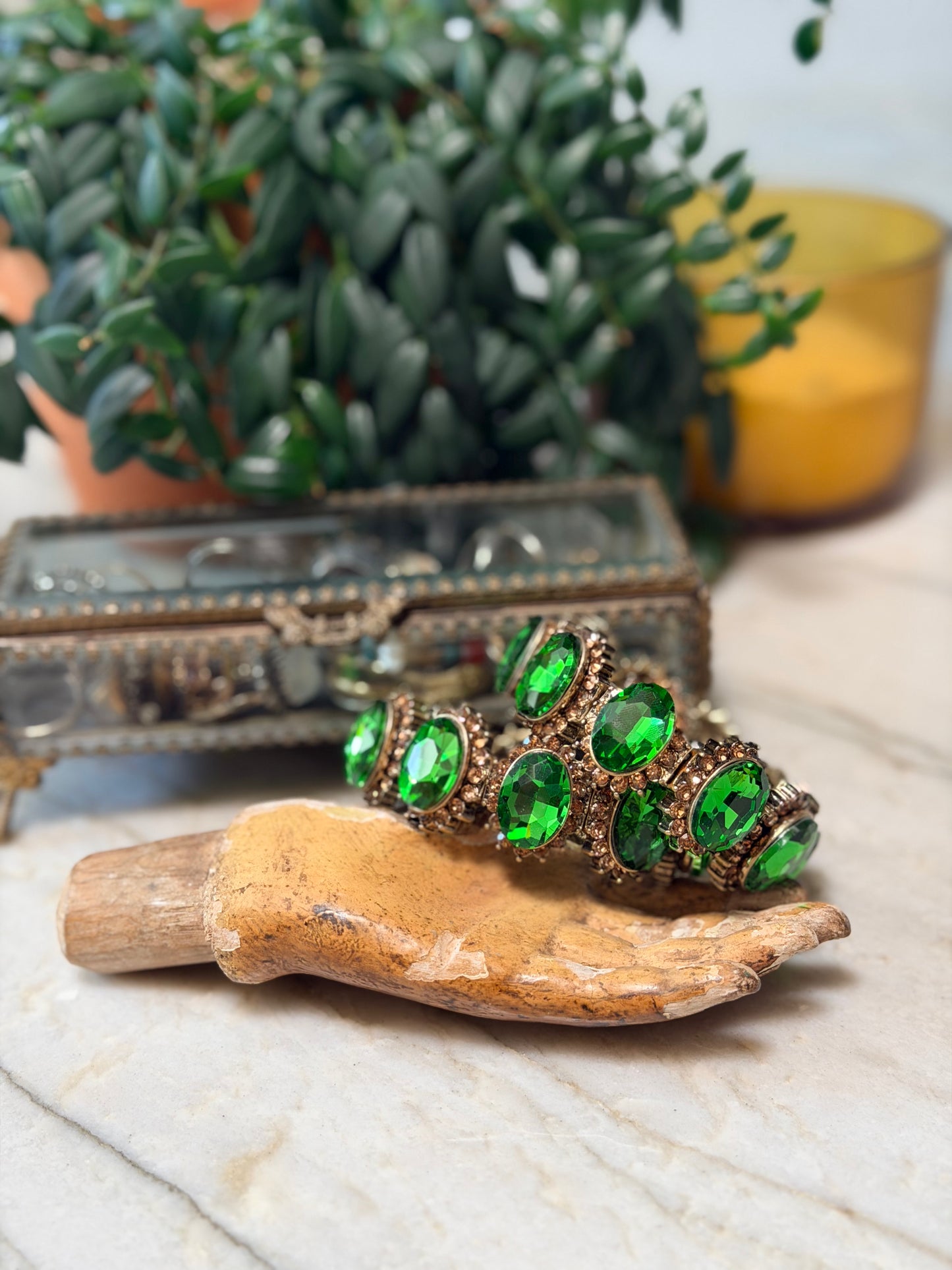 stretch bracelet

green

crystal stone

crystal bracelet

chateau bel age