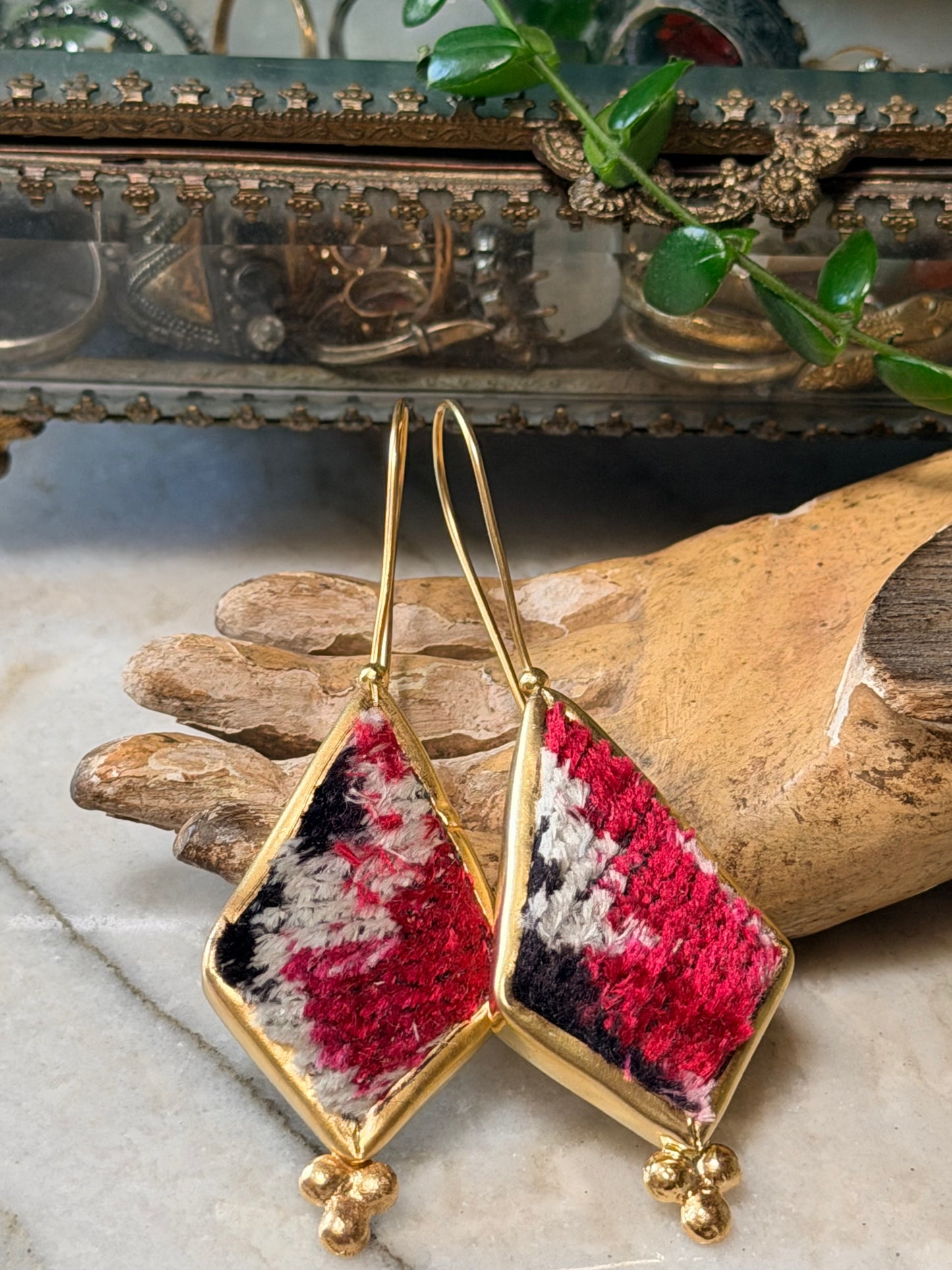Caravan Earring in Graphic Merlot – Chateau Bel Age Boutique
