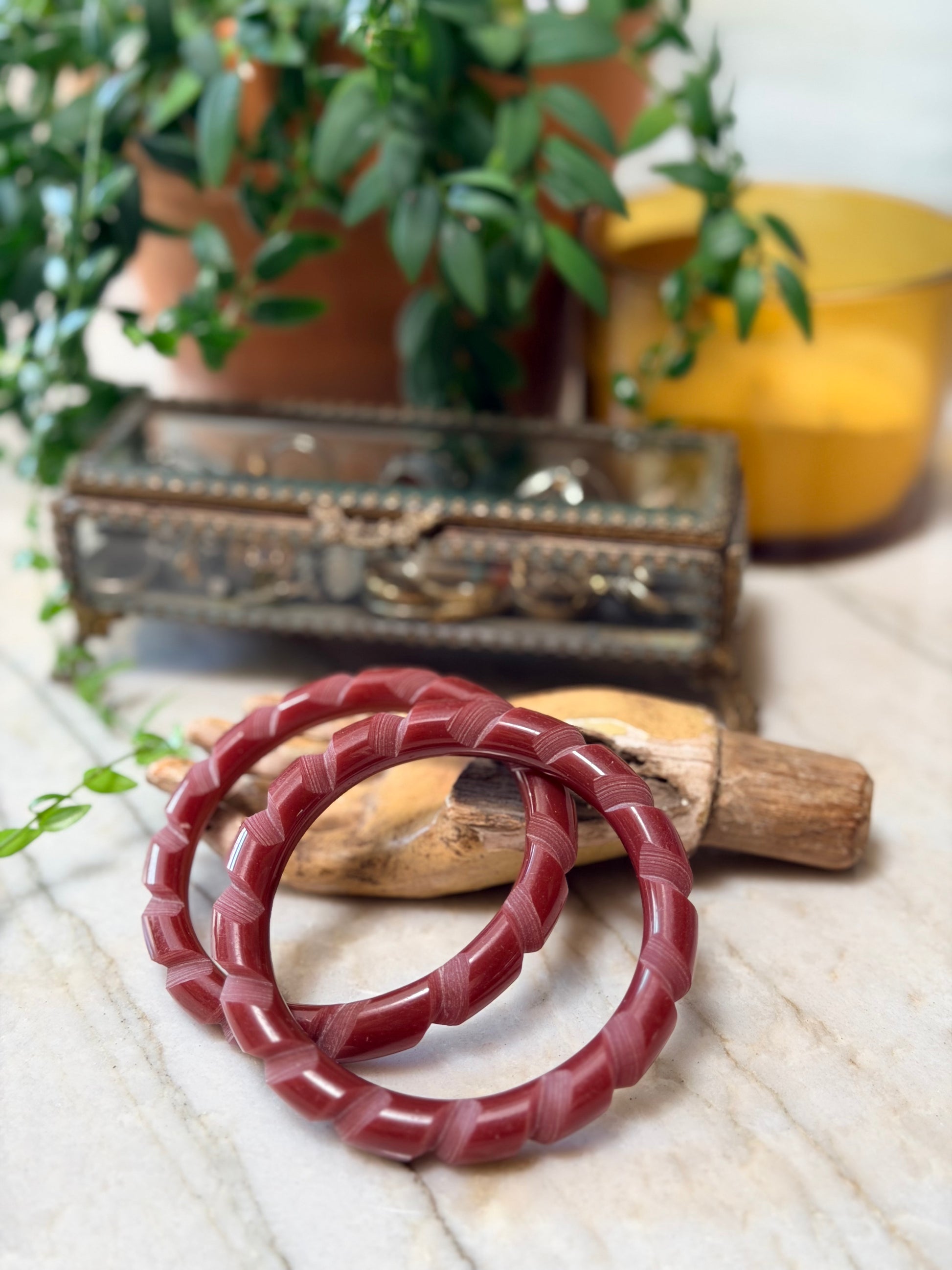 Carved Bangle in Plum – Chateau Bel Age Boutique