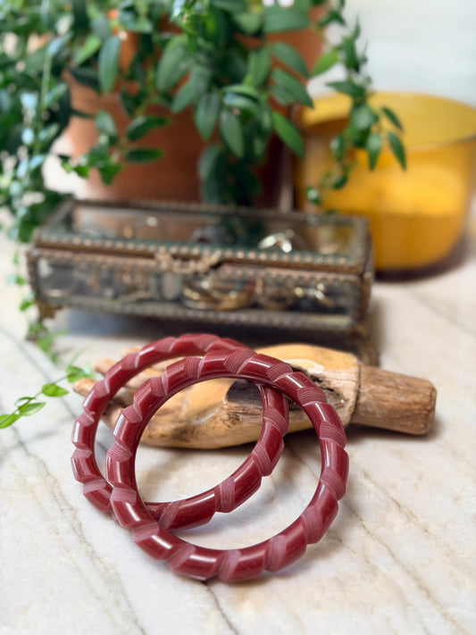 Carved Bangle in Plum – Chateau Bel Age Boutique