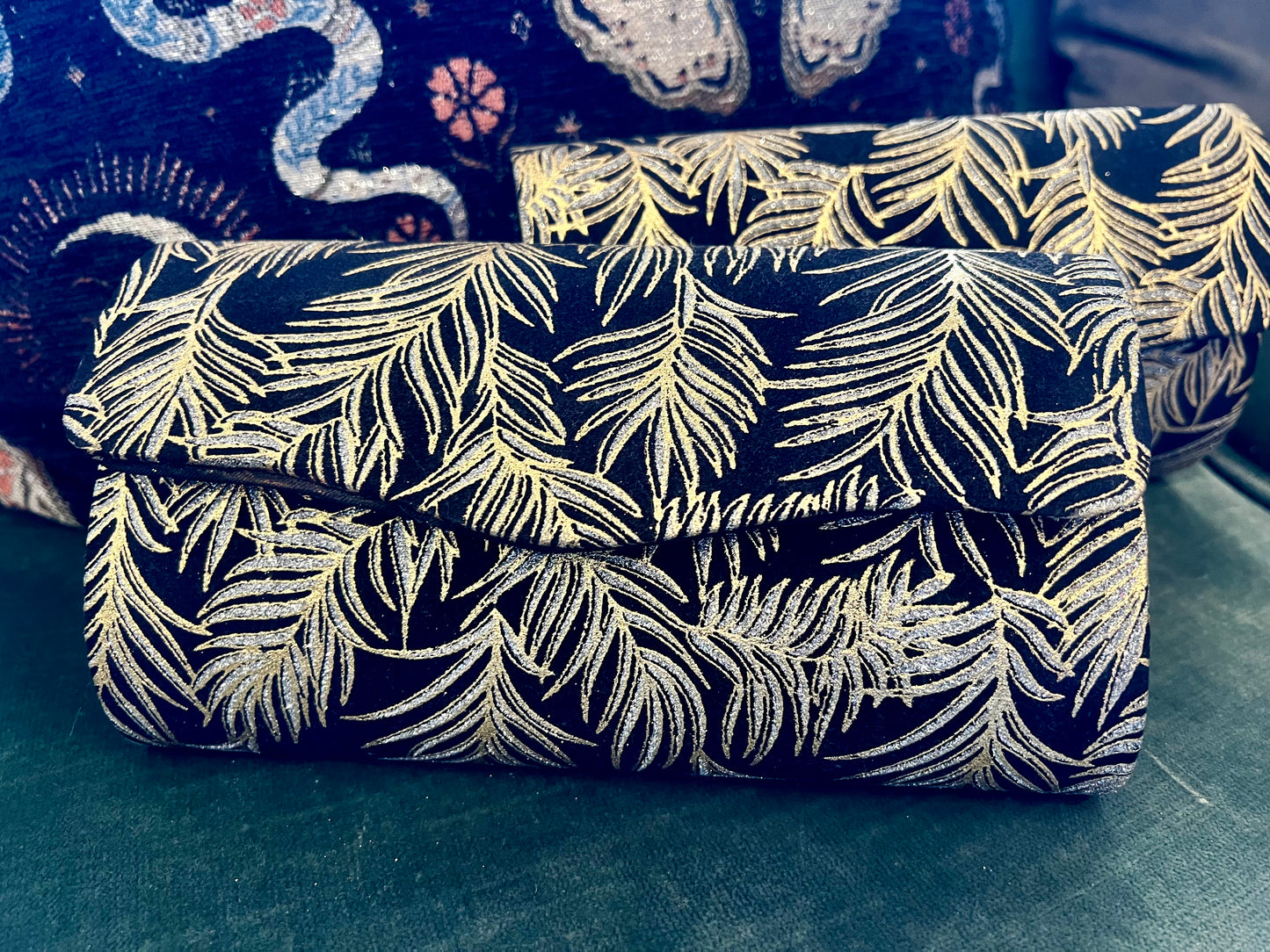 handbag

clutch

chateau bel age

black feather print

black and gold