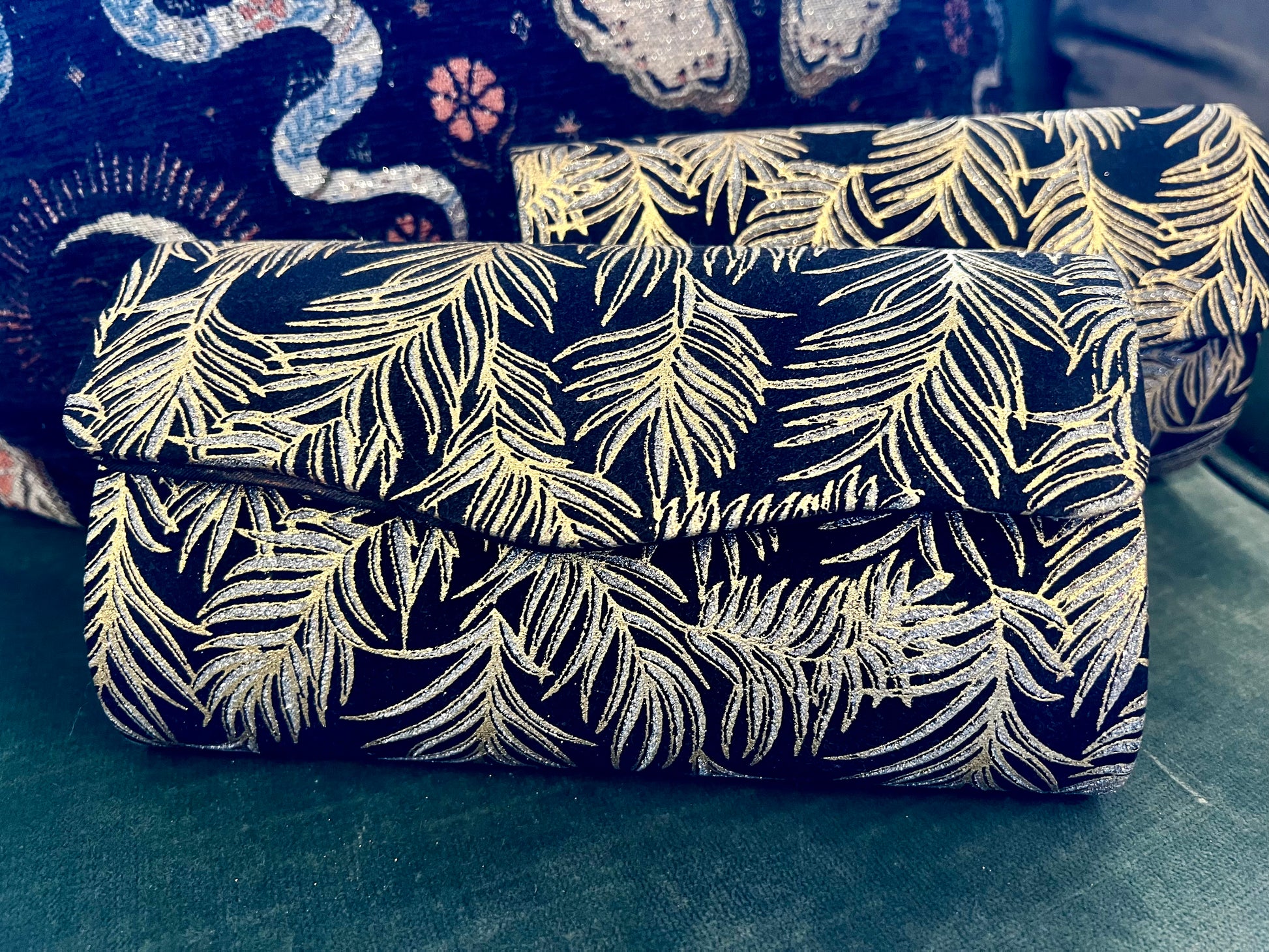 handbag

clutch

chateau bel age

black feather print

black and gold