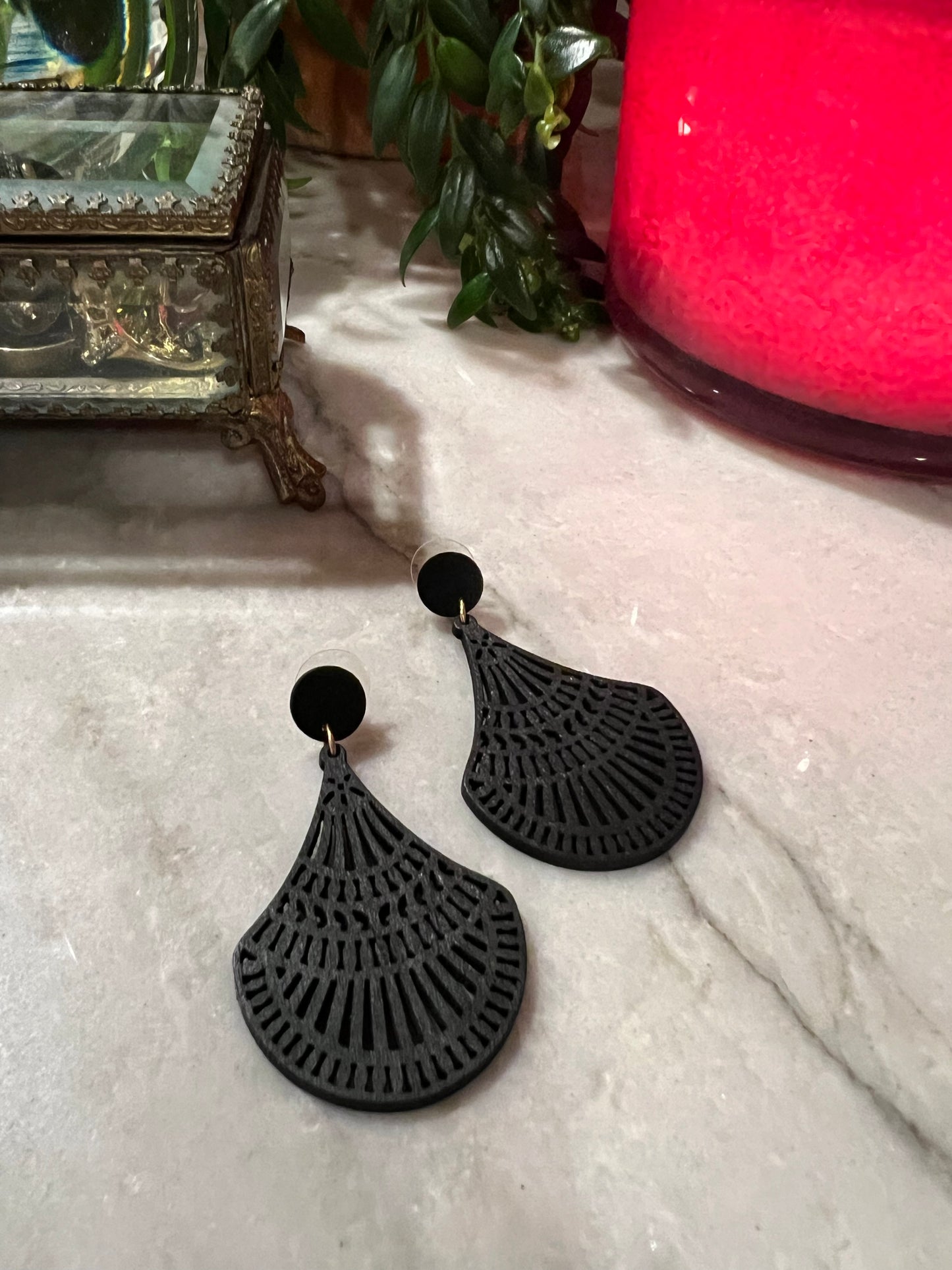 Fan Fan Earring in Black