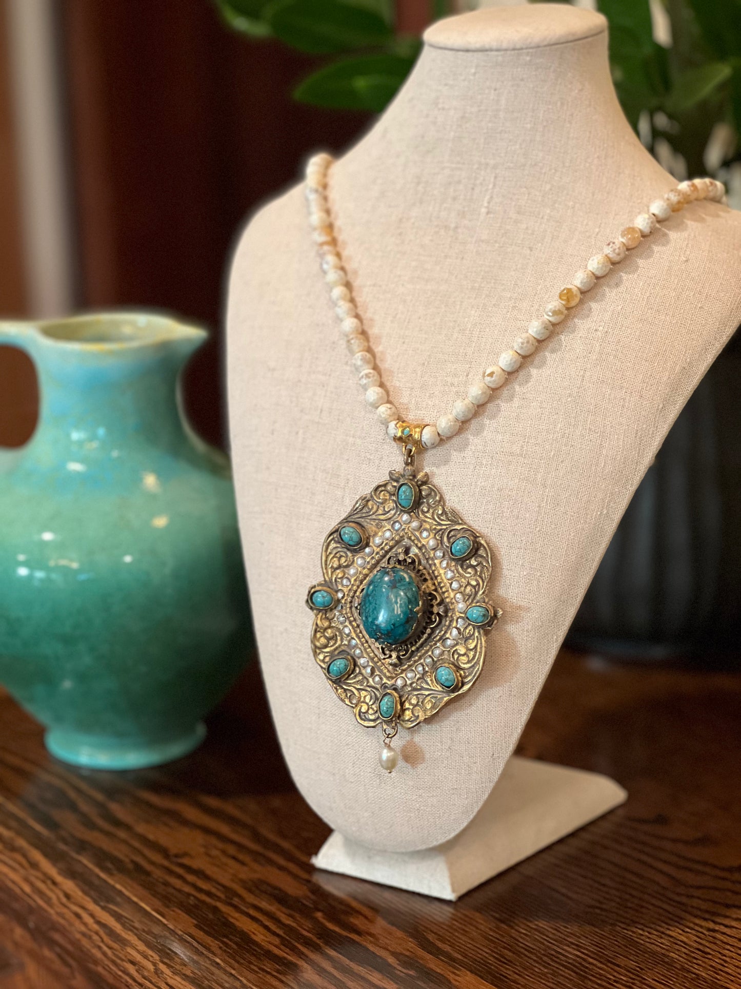 turquoise accents

quartz stones

pendant necklace

pendant

old gold tone

necklace

